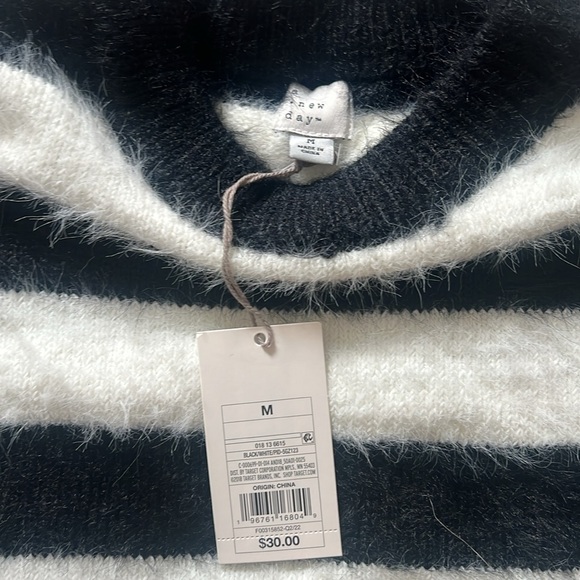 Woman’s Sweater - Picture 2 of 3